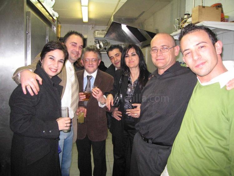 Los melillenses disfrutan de una Nochebuena con fiesta y celebración