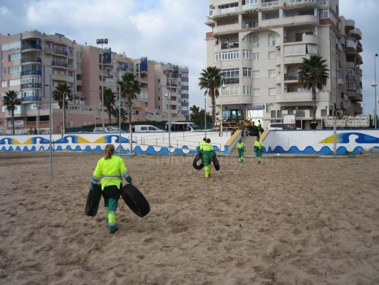 Desalojan y limpian la chabola instalada en la playa de San Lorenzo
