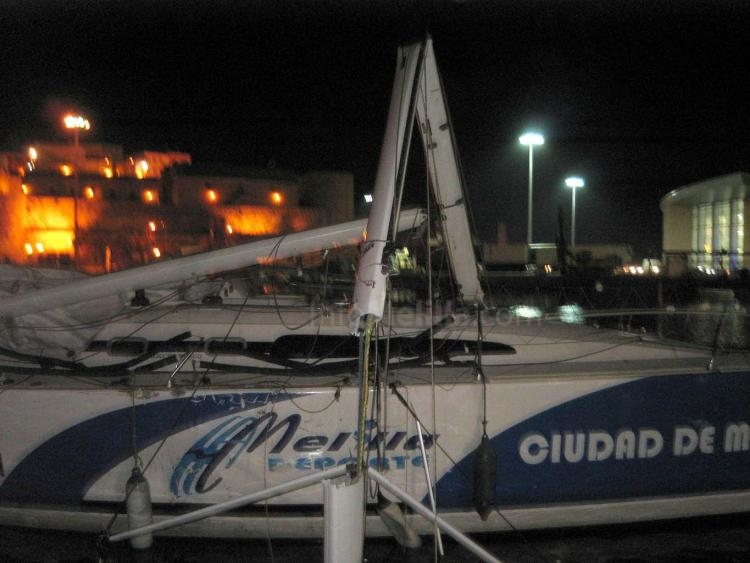 El remolcador del puerto de Melilla colisiona contra el pantalán del Club Marítimo ocasionando grandes daños materiales