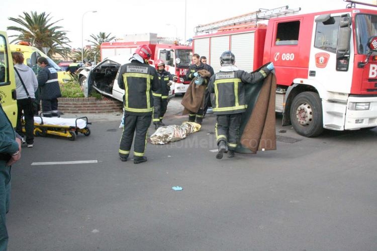 Muere una mujer tras colisionar su vehículo contra la rotonda del Paseo Marítimo de Melilla