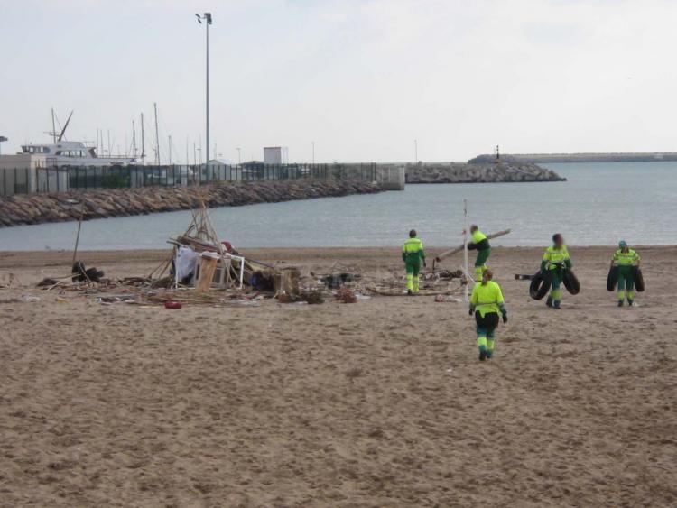 Desalojan y limpian la chabola instalada en la playa de San Lorenzo