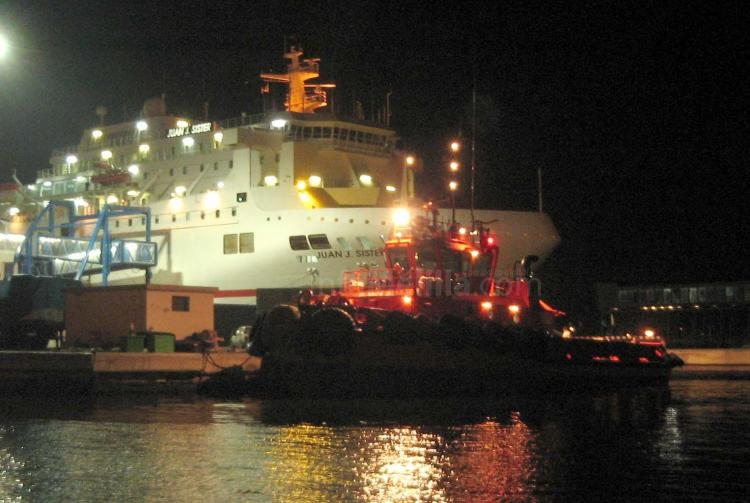 El remolcador del puerto de Melilla colisiona contra el pantalán del Club Marítimo ocasionando grandes daños materiales