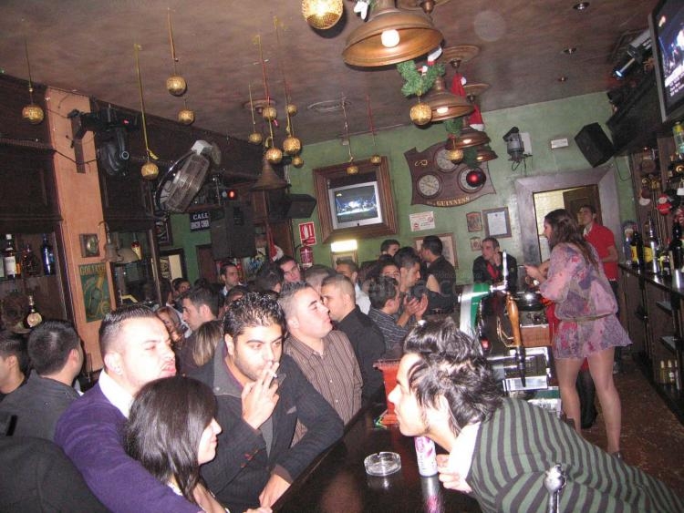 Los melillenses disfrutan de una Nochebuena con fiesta y celebración