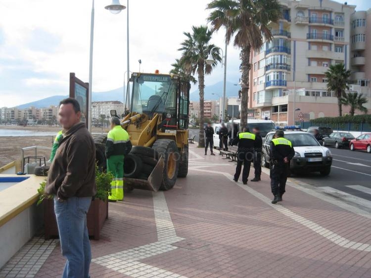 Desalojan y limpian la chabola instalada en la playa de San Lorenzo