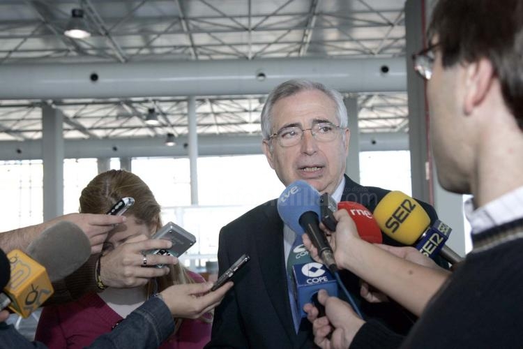 Imbroda, sorprendido ante el estado final del nuevo Puerto, cree que su apertura no debe tardar "ni un minuto más"