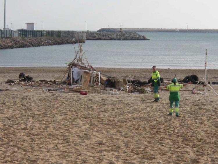 Desalojan y limpian la chabola instalada en la playa de San Lorenzo