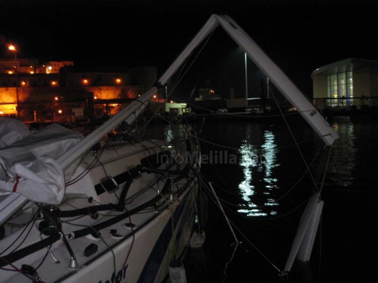 El remolcador del puerto de Melilla colisiona contra el pantalán del Club Marítimo ocasionando grandes daños materiales