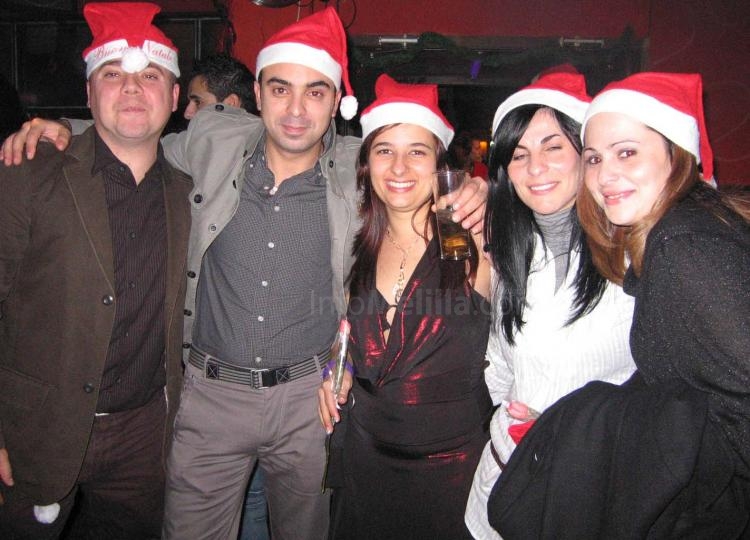 Los melillenses disfrutan de una Nochebuena con fiesta y celebración