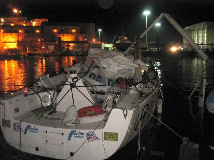 El remolcador del puerto de Melilla colisiona contra el pantalán del Club Marítimo ocasionando grandes daños materiales
