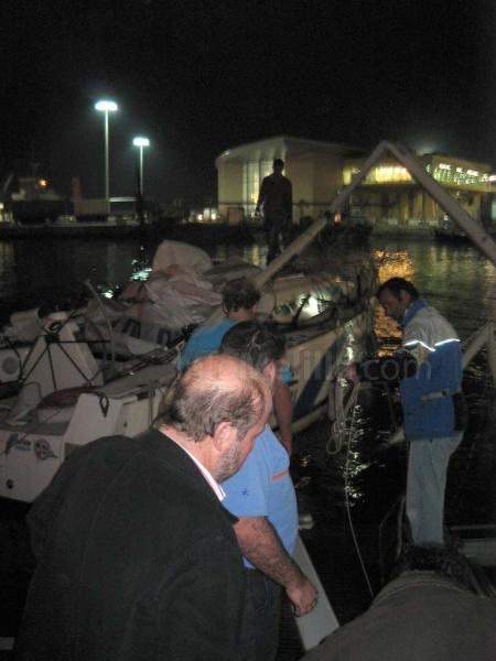 El remolcador del puerto de Melilla colisiona contra el pantalán del Club Marítimo ocasionando grandes daños materiales