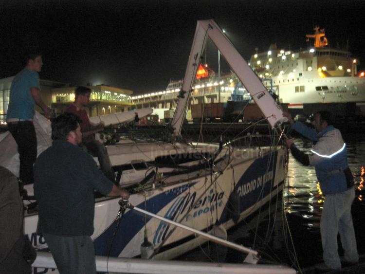 El remolcador del puerto de Melilla colisiona contra el pantalán del Club Marítimo ocasionando grandes daños materiales
