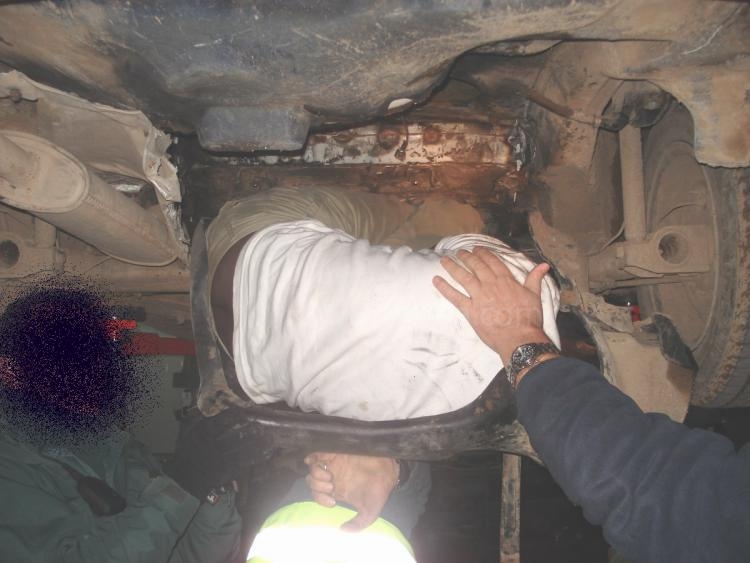Hallan una subsahariana oculta en el hueco del depósito de gasolina de un coche