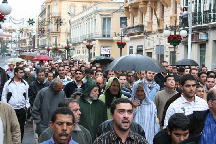Unos 1.300 musulmanes rezan en Melilla por las víctimas de Palestina
