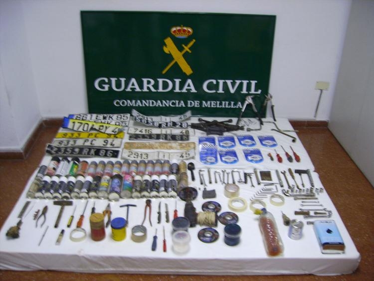 La Guardia Civil de Melilla detiene a dos personas por falsificación de placas de matrícula