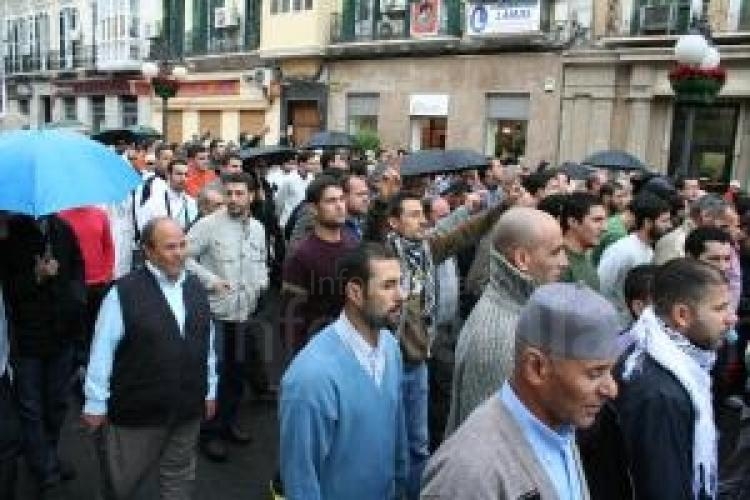 Imágenes del rezo multitudinario celebrado ayer viernes en la Avenida Juan Carlos I