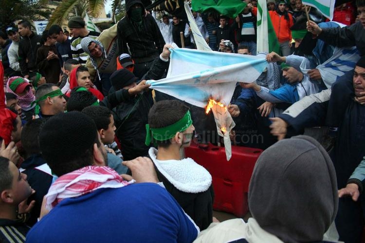 Más de 3.000 melillenses participan en una manifestación pro Palestina empañada por la actuación de un grupo de exaltados