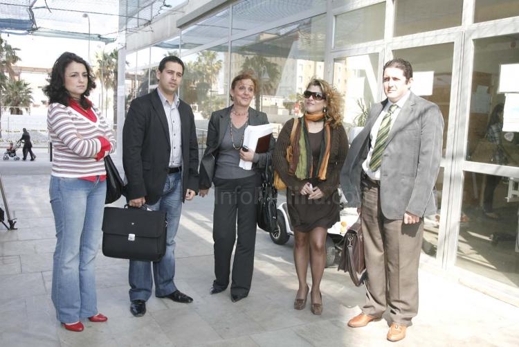Representantes de la oposición en las puertas de los juzgados