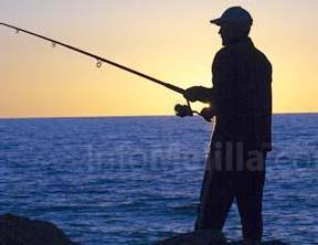 Los periodistas melillenses cogen la caña, el chambel y se van de pesca a la playa