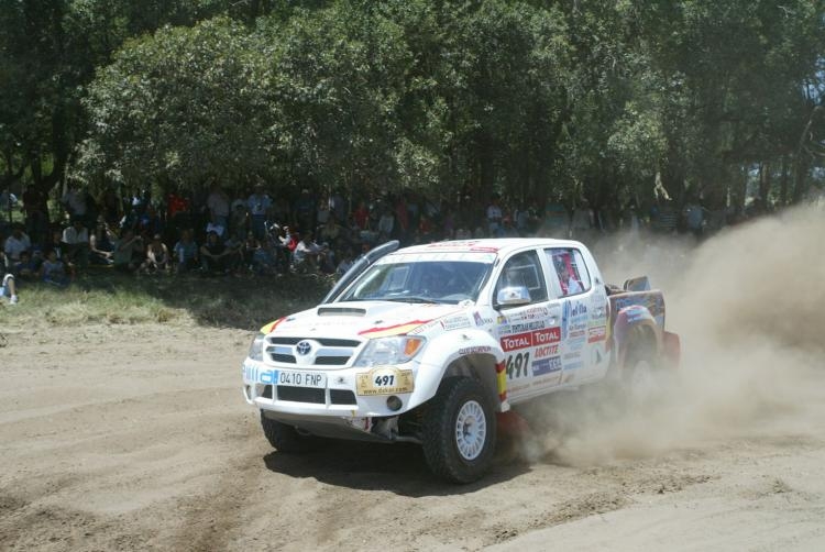 El Toyota Hilux de los melillenses, sobre las blancas arenas argentinas