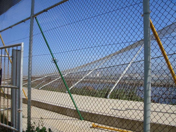 El fuerte viento provoca el derribo de parte de la valla fronteriza en la zona del Dique Sur