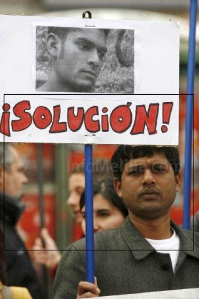 Manifestante bangladeshí en la principal arteria de la ciudad.