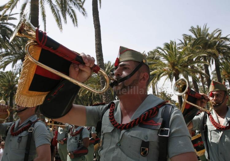 El trompeta legionario hace su trabajo.