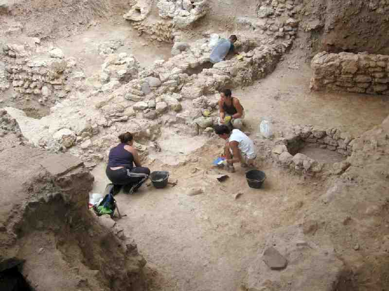 Un total de 28 becarios participan este verano en la décima campaña de excavaciones en la Casa del Gobernador