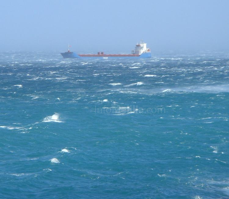 Melilla sigue incomunicada por mar, sin clases y con vientos de 110 km/h