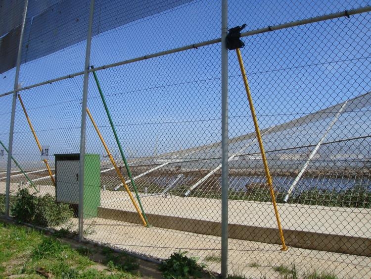 El viento tumba un segundo tramo de cien metros de la valla de Melilla