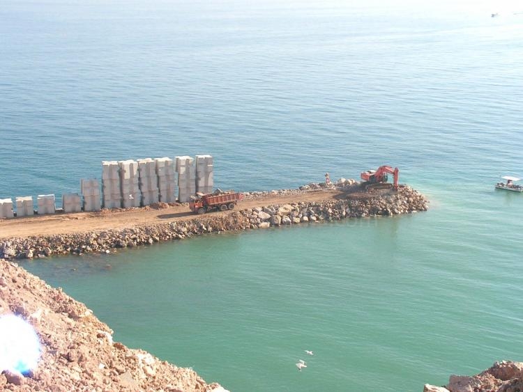 El vertedero ha sido construido en la Cala del Morrillo