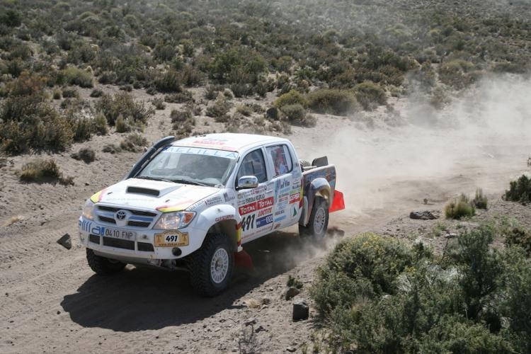 El Toyota Hilux melillense en pleno desierto argentino