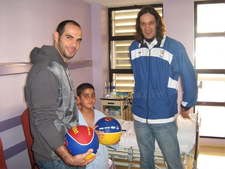 Nacho y Héctor con uno de los pequeños