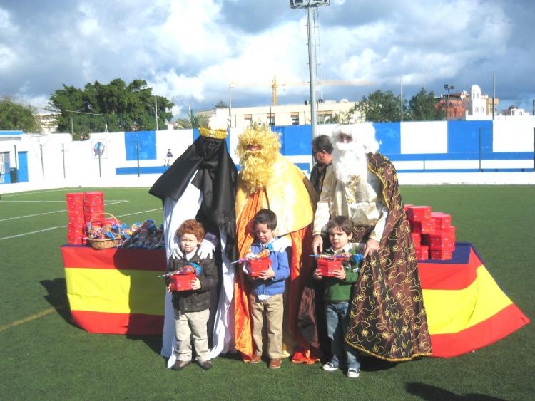 Deporte/Sociedad: SS.MM. Los Magos de Oriente visitaron a los chicos de la Escuela Multifutbol en el propio campo de juego del Tesorillo