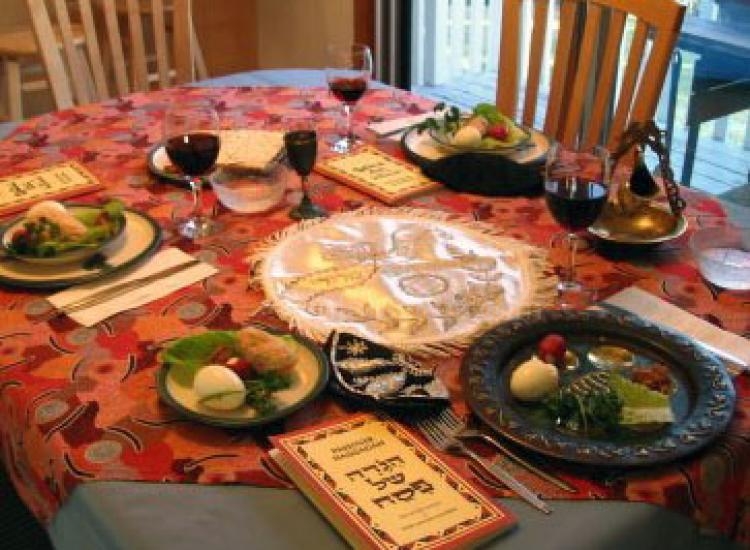 Mesa tradicional del Pésaj.