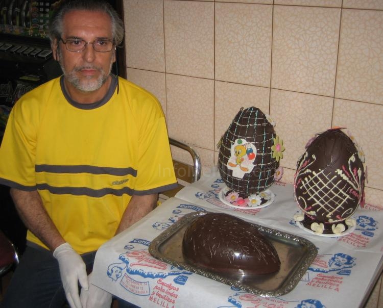 José España con sus famosos Huevos de Pascua.