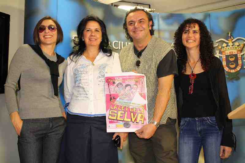 Simi Chocrón junto a los actores y la directora de la obra