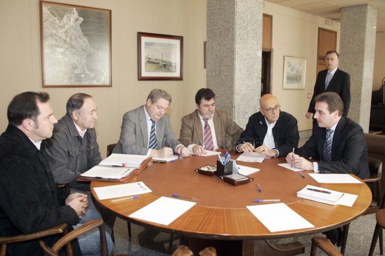 Gregorio Escobar durante su reunión con representantes policiales