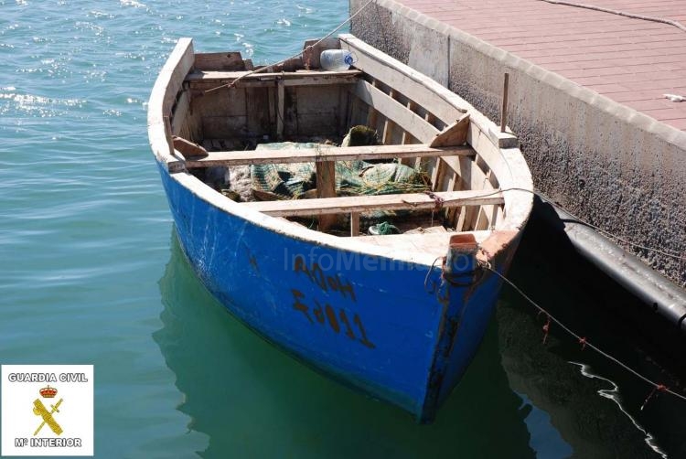 Imagen de la patera interceptada una vez amarrada a puerto