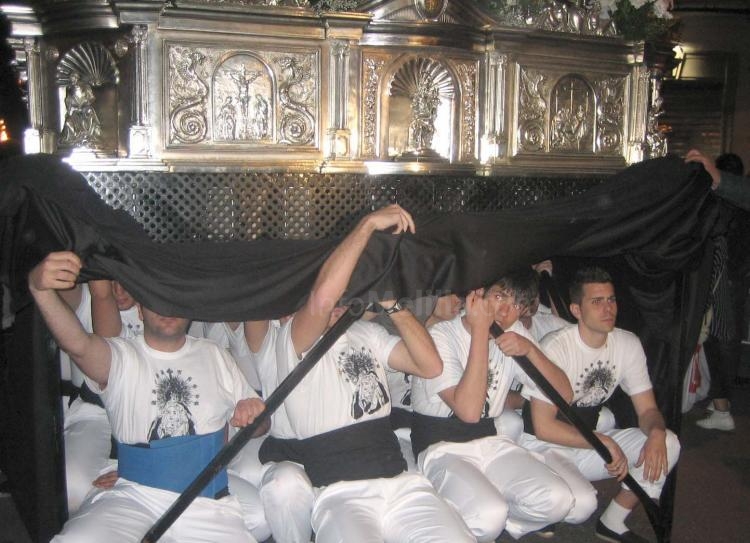 El Sagrado Titular, a punto de salir.