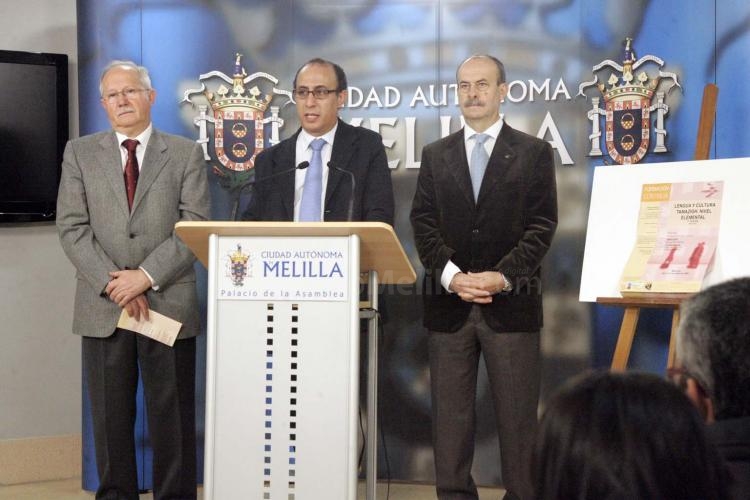 El Barkani junto a Manuel Ruiz Morales (izq.)y Sebastián Sánchez (drch.) durante la presentación del