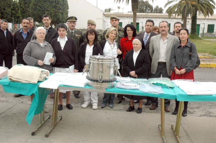 La Comandancia General de Melilla entrega a ONGs de la ciudad material de primera necesidad procedente del Hospital Militar