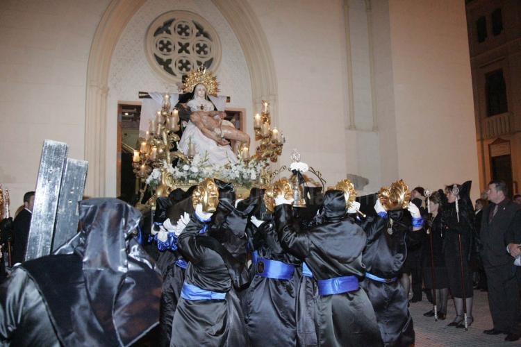 Luto, dolor y esperanza se mezclan en las calles de Melilla en el Viernes Santo