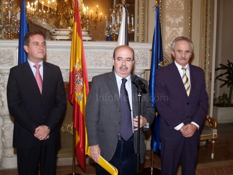 Gaspar Zarrías junto a los delegados del Gobierno de Melilla, Gregorio Escobar (dcha.) y de Ceuta, J