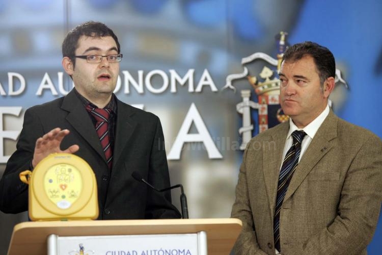 Juan Barrero y Francisco Robles durante la presentación del desfibrilador
