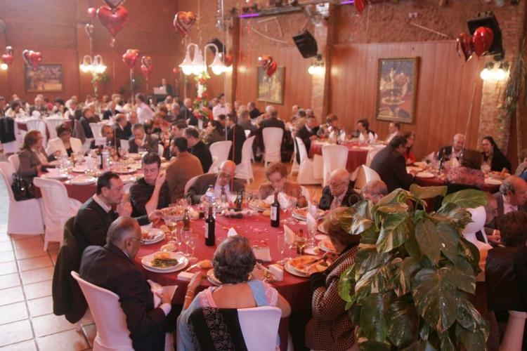 Alrededor de 700 mayores asisten a la comida con motivo del Día de los Enamorados organizada por la Ciudad Autónoma