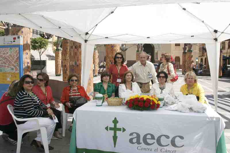 El presidente de la AECC de Melilla en la mesa petitoria de Menéndez Pelayo