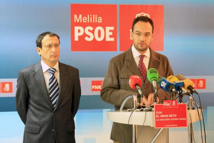 Antonio Hernando (drch.) junto al secretario general del PSOE de Melilla, Dionisio Muñoz (izq.)