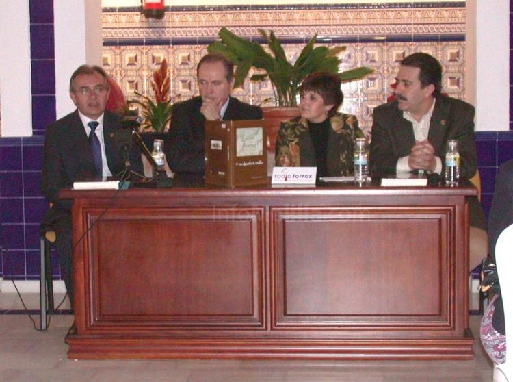 La localidad malagueña de Torrox acogió la primera presentación en la península del libro histórico 'Los alguaciles de Melilla'