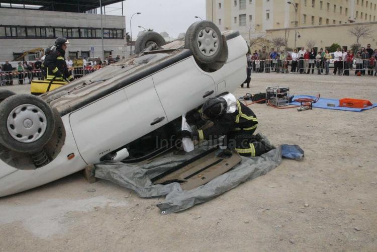 Los bomberos de Melilla muestran su profesionalidad en una exhibición