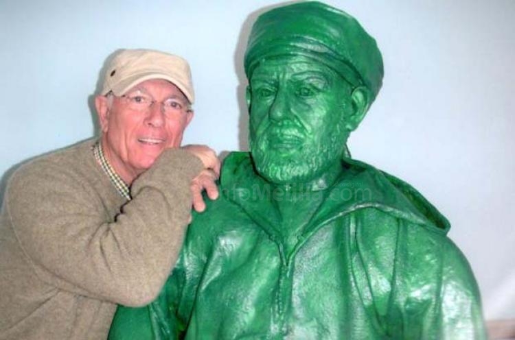Pepe Gámez y su busto dedicado a Abdelkrim El Jatabi.